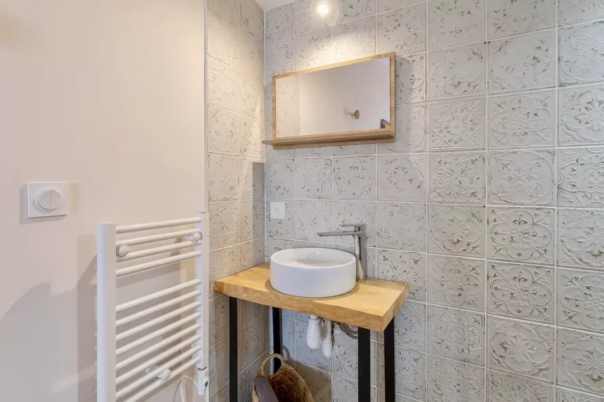 Shower room with basin and Provençal tiles