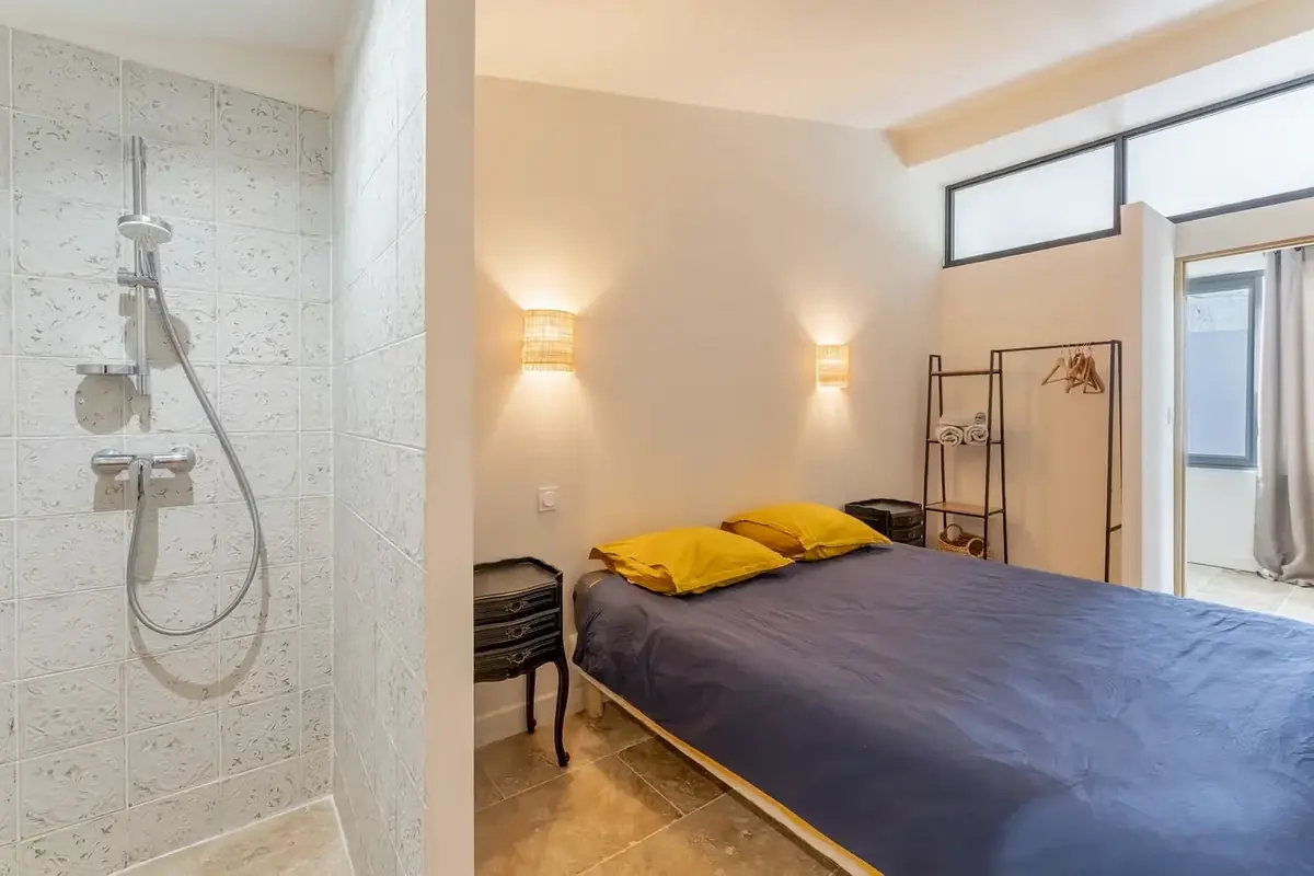Second bedroom with en-suite shower room