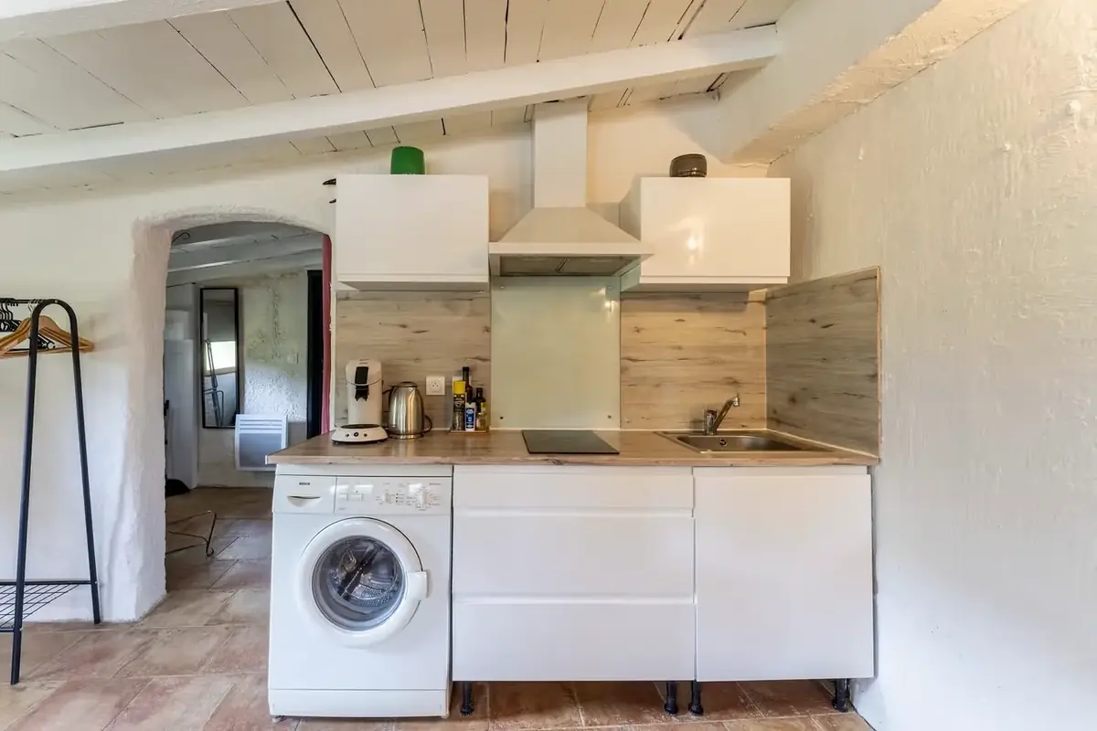 Equipped kitchenette of the studio